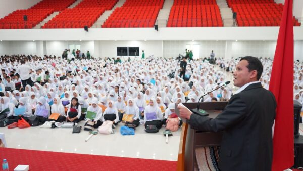 Wagub Aceh Fadhlullah menyampaikan kuliah umum di hadapan ribuan mahasiswa baru Universitas Malikulsaleh, di Auditorium Unimal, Releut, Aceh Utara, Senin, 25 Agustus 2025