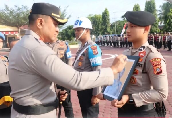 Kapolres Aceh Timur AKBP Irwan Kurniadi, Selasa (26/8) memimpin upacara Pemberhentian Tidak Dengan Hormat (PTDH) terhadap salah satu anggotanya, Bripka Akhyar. (Foto: Ist)