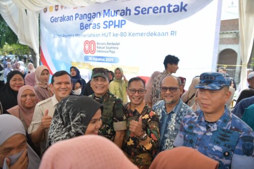 Wagub Aceh Fadhlullah bersama Forkompinda Aceh menghadiri Gerakan Pangan Murah Serentak beras SPHP dalam rangka HUT ke-80 Kemerdekaan RI di Masjid Al A'la Cot Mesjid, Lueng Bata, Banda Aceh, Sabtu (30/8/2025). (Foto: Ist)
