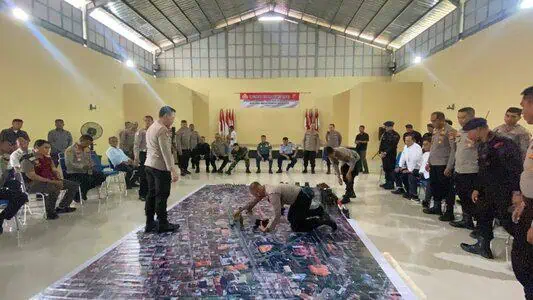Polresta Banda Aceh melakukan berbagai persiapan guna mengantisipasi potensi kerusuhan menjelang unjuk rasa Aliansi Rakyat Aceh di depan Gedung DPRA, Senin (1/9). (Foto: Ist)