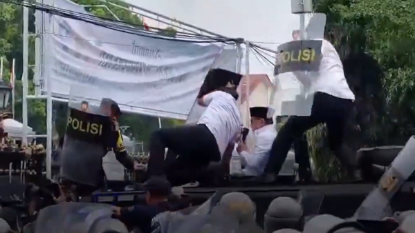 Bupati Pati Sudewo menyampaikan permintaan maaf dari atas mobil rantis kepolisian di tengah kerumunan demonstran, yang meresponsnya dengan lemparan botol air mineral dan sandal, Pati, Jawa Tengah, Rabu (13/8/2025).