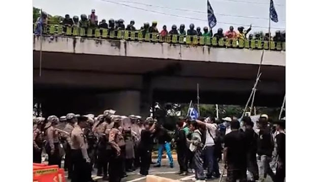 Aparat kepolisian dengan kendaraan taktis menghalau massa yang ingin menuju Gedung DPR di perempatan Slipi, Jakarta, Senin (25/8/2025).
