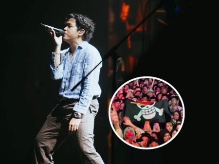 Bendera One Piece berkibar di tengah konser CRAVIER 2025 saat Baskara Putra tampil di atas panggung, Sabtu (3/8/2025). Fenomena ini turut terjadi di konser Efek Rumah Kaca dan bahkan kampanye politik. | Foto: Dok. Netizen X