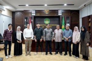 Rektor UIN Ar-Raniry, Prof. Mujiburrahman (tengah), bersama perwakilan Yayasan Amal Shalih dan enam mahasiswa penerima beasiswa di kampus UIN Ar-Raniry, Banda Aceh, Kamis (21/8/2025).