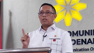 Kepala Komunikasi Kepresidenan (PCO), Hasan Nasbi, saat memberikan keterangan pers di Jakarta terkait isu bergabungnya PDIP ke pemerintahan Presiden Prabowo Subianto.