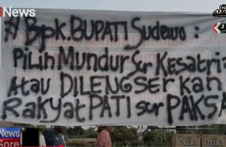 Kericuhan pecah saat ribuan warga menggelar demonstrasi di depan Kantor Pemerintah Kabupaten (Pemkab) Pati, Jawa Tengah, Rabu (13/8/2025).