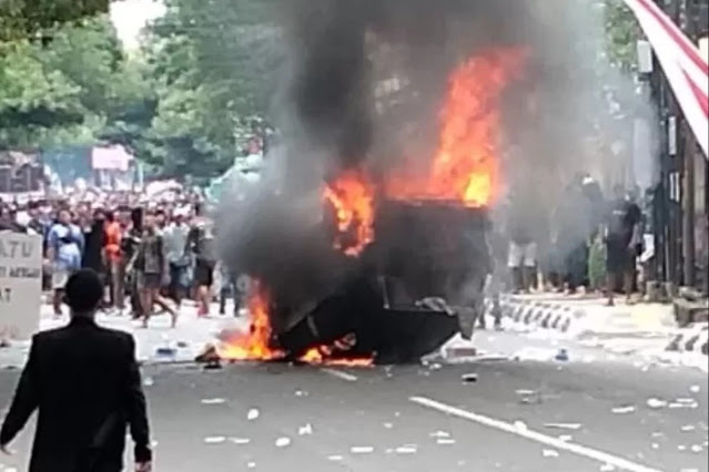 Massa membakar mobil polisi dan menjebol kantor Pemkab Pati saat demo menuntut Bupati Sudewo mundur, Rabu (13/8/2025).
