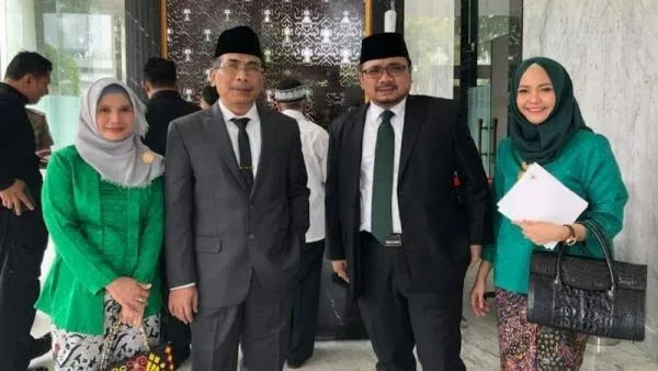 Siapa 'Bos Besar' Beri Perintah?