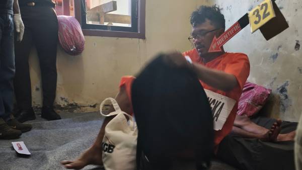 Polres Halmahera Timur menangani kasus pembunuhan yang dilakukan Aditya Hanafi terhadap rekan kerja sekaligus tetangganya di rumah dinas BPS