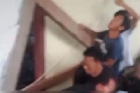 Warga melihat kondisi Gereja Elim di Desa Masani, Kabupaten Poso, yang mengalami kerusakan parah akibat gempa magnitudo 6,0, Minggu (17/8/2025).