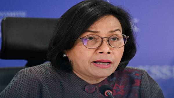 Menteri Keuangan Sri Mulyani Indrawati saat memberikan sambutan dalam Sarasehan Nasional Ekonomi Syariah secara daring, di mana ia menyamakan esensi membayar pajak dengan menunaikan zakat dan wakaf, Jakarta, Rabu (13/8/2025).