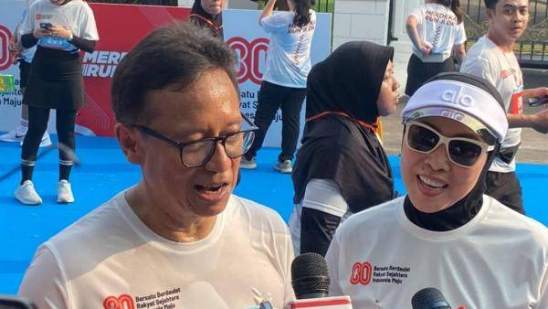 Menteri Kesehatan Budi Gunadi Sadikin saat mengikuti event Merdeka Run 8.0K di halaman Istana Merdeka, Jakarta, Minggu (24/8/2025).