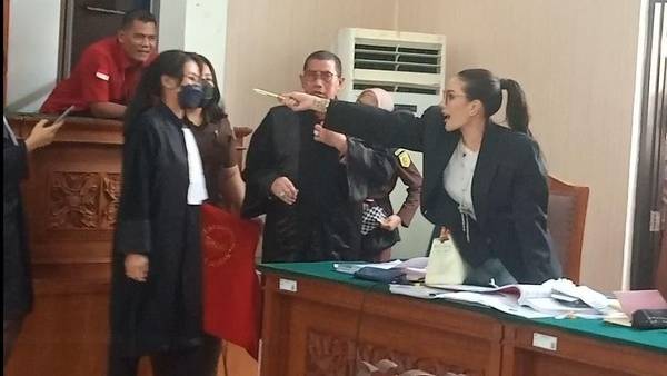 Nikita Mirzani usai jalani sidang pemerasan di PN Jaksel, semprot jaksa dan tuding terima suap. (Foto: Ist)