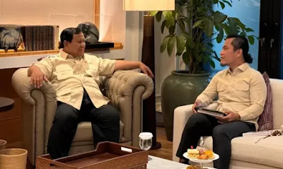 Pendakwah kondang Gus Miftah saat menyerahkan buku karyanya kepada Presiden Prabowo Subianto di kediaman presiden, Jakarta, Selasa (26/8/2025).