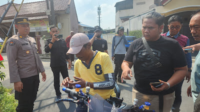 Barang bukti handphone dan aplikasi pelacak nomor kendaraan yang digunakan mata elang VMA saat beraksi, diungkap Polsek Kelapa Gading, Kamis (7/8/2025).