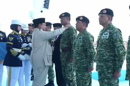 Presiden Prabowo Subianto menyematkan pangkat jenderal kepada Tandyo Budi Revita saat pelantikan Wakil Panglima TNI di Pusdiklatpassus Batujajar,