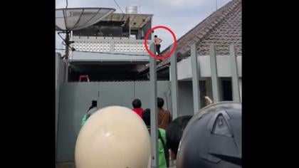 Polisi dan Babinsa berhasil menangkap pria berinisial AAJ yang nekat melompat dari atap ke atap rumah warga di Cikole, Sukabumi, Jawa Barat, setelah aksinya terekam video dan viral di media sosial.