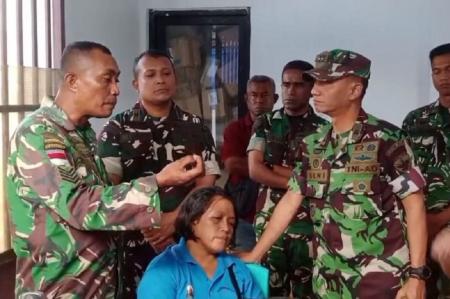 Serma Christian Namo, ayah Prada Lucky, menuntut hukuman mati bagi pelaku penganiayaan anaknya di NTT.