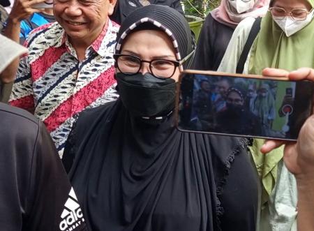Putri Yeni alias Umi Cinta (tengah) saat memberikan klarifikasi dan membantah tudingan aliran sesat dalam pertemuan dengan MUI Kota Bekasi, Kamis (14/8/2025).