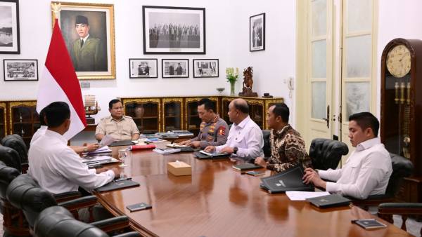 Presiden Prabowo Subianto bersama sejumlah tokoh penting menghadiri pertemuan tertutup di Istana Merdeka, Jakarta, Selasa (12/8/2025)