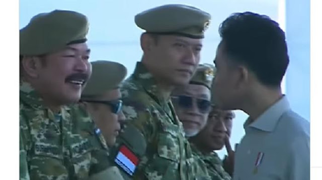 Wapres Gibran Rakabuming Raka menghadiri Upacara Pasukan Operasional dan Kehormatan Militer di Batujajar, namun momen tak bersalaman dengan Menko Agus Harimurti Yudhoyono menjadi sorotan.