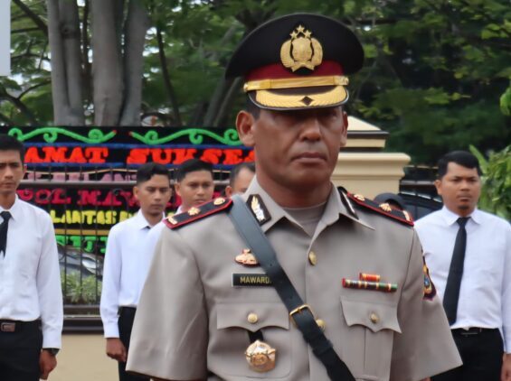 Kapolresta Banda Aceh, Kombes Pol Joko Heri Purwono memimpin serah terima jabatan Kasat Lantas Polresta Banda Aceh bertempat di halaman Mapolresta setempat, Senin pagi (29/9). (Foto: Ist)