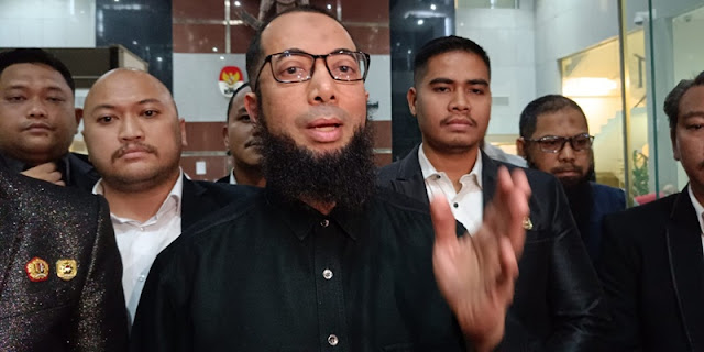 Komisi Pemberantasan Korupsi (KPK) mengungkap bahwa jemaah Uhud Tour merasa dibohongi pendakwah Khalid Basalamah karena daftar haji Furoda namun berangkat pakai kuota khusus tambahan.