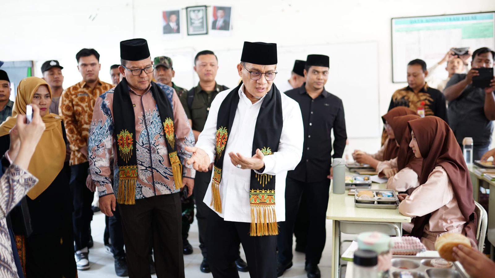 Wakil Menteri Agama Kunjungi MTsN 1 Model Banda Aceh, Pantau Program MBG