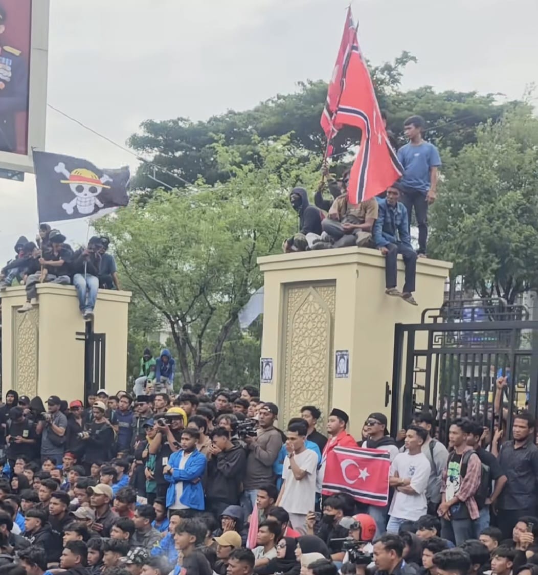 Massa Demo di DPRA Kibarkan Bendera Bintang Bulan dan One Piece