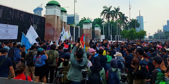 Badan Eksekutif Mahasiswa Universitas Padjadjaran (BEM Unpad) berunjuk rasa di depan gerbang DPR RI, Jalan Gatot Soebroto, Jakarta, pada Jumat 5 September 2025. | INFOACEH.net Demo di DPR, BEM Unpad Tagih Pemenuhan 17+8 Tuntutan Rakyat
