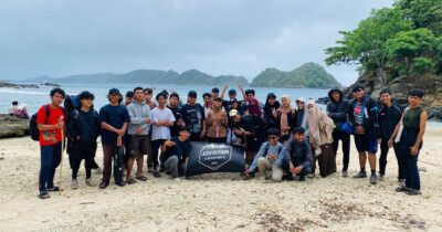  Himaperma UIN Ar-Raniry dan Aceh Outdoor gelar aksi peduli lngkungan di Lhok Mata Ie, pada Minggu, (14/09/2025). (Foto: Ist)