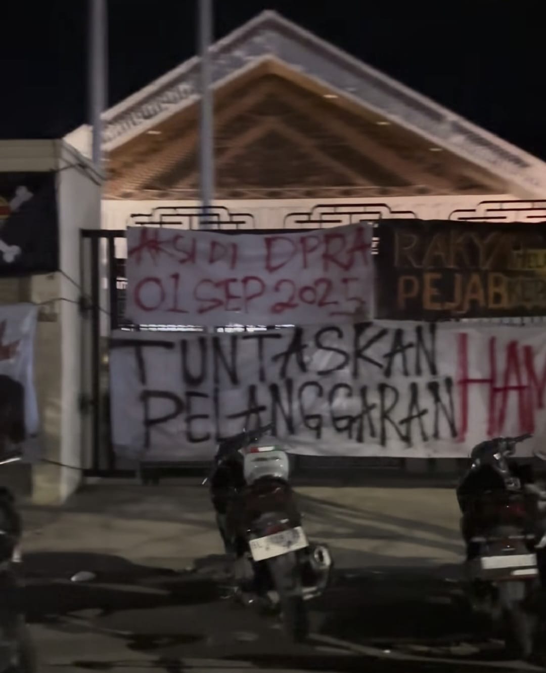 Suasana di depan Gedung DPRA pada Ahad malam (31/8/2025) menjelang aksi unjuk rasa pada Senin (1/9). (Foto: Ist)
