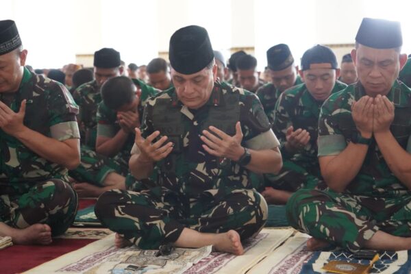Prajurit Kodam Iskandar Muda menggelar doa bersama untuk kedamaian Indonesia