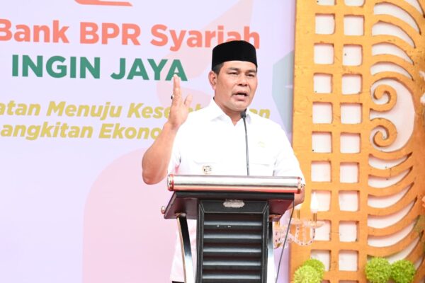 Bupati Aceh Besar, Muharram Idris (Syech Muharram) saat menghadiri grand opening PT BPR Syariah Ingin Jaya, di kawasan Bundaran Lambaro, Senin (1/9). (Foto: Ist)