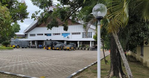 Mobil polisi mulai berjaga jelang aksi demonstrasi yang digelar Aliansi Rakyat Aceh di Gedung DPRA, pada Senin (1/9/2025). (Foto: Agamna Azka/Washata.com). 