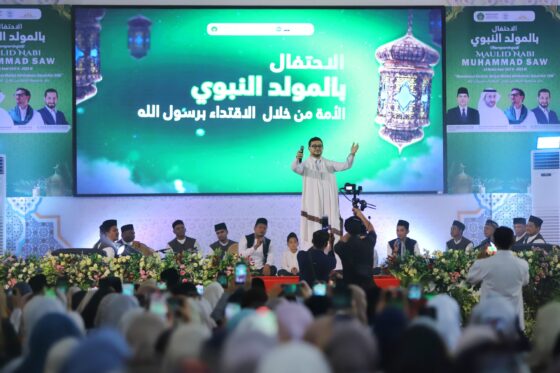 UIN Ar-Raniry menghadirkan munsyid internasional asal Mesir, Mostafa Atef pada peringatan Maulid Nabi Muhammad 1446 H di Auditorium Prof Ali Hasyimy, Selasa (2/9). (Foto: Ist)