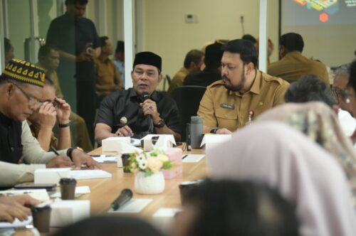 Bupati Aceh Besar Muharram Idris didampingi Kadis Perkim Aceh T Aznal Zahri menghadiri Rapat Pengadaan Tanah SPAM Regional di Kantor Dinas Perkim Aceh, Selasa (2/9). (Foto: Ist)