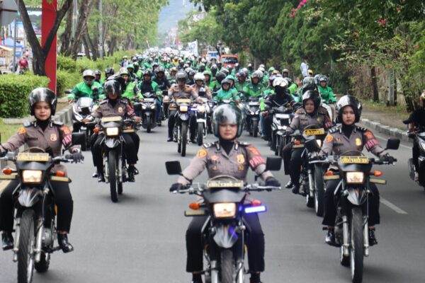 Ratusan pengemudi ojek online (Ojol) menggelar aksi damai di Banda Aceh, dan dikawal polisi pawai keliling kota, Selasa (2/9). (Foto: Ist)