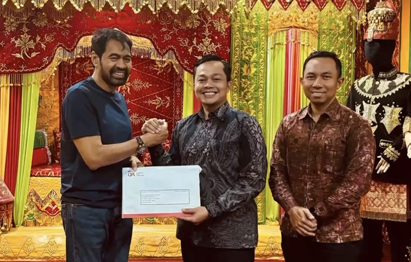 Kepala OJK Aceh Daddi Peryoga menyerahkan hasil uji kelayakan dan kepatutan (fit and proper test) calon Direksi-Komisaris Bank Aceh kepada Gubernur Muzakir Manaf, Selasa malam (2/9). (Foto: Ist)
