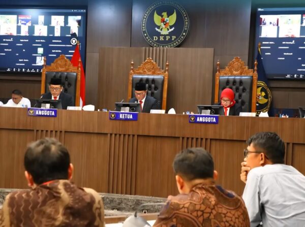 Sidang pembacaan putusan DKPP yang memberhentikan Yusri Razali dari jabatan Ketua KIP Banda Aceh. Vonis dibacakan dalam sidang putusan untuk 9 perkara di Ruang Sidang DKPP, Jakarta, Rabu (3/9/2025). (Foto: Ist)
