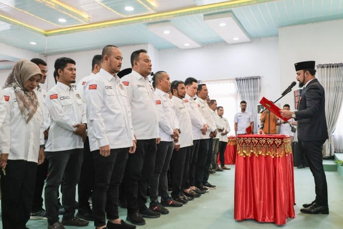 Bupati Aceh Timur Iskandar Usman Al-Farlaky, melantik Komisaris dan Direksi PT Aceh Timur Energi dan Mineral (ATEM) Rabu (3/9) di Pendopo Bupati setempat. (Foto: Ist)