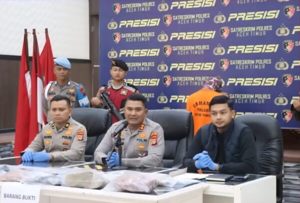 Kapolres Aceh Timur AKBP Irwan Kurniadi memberi keterangan penangkapan pelaku pembunuhan kurir paket di Gampong Jalan, Kecamatan Idi Rayeuk, Aceh Timur. (Foto: Ist)