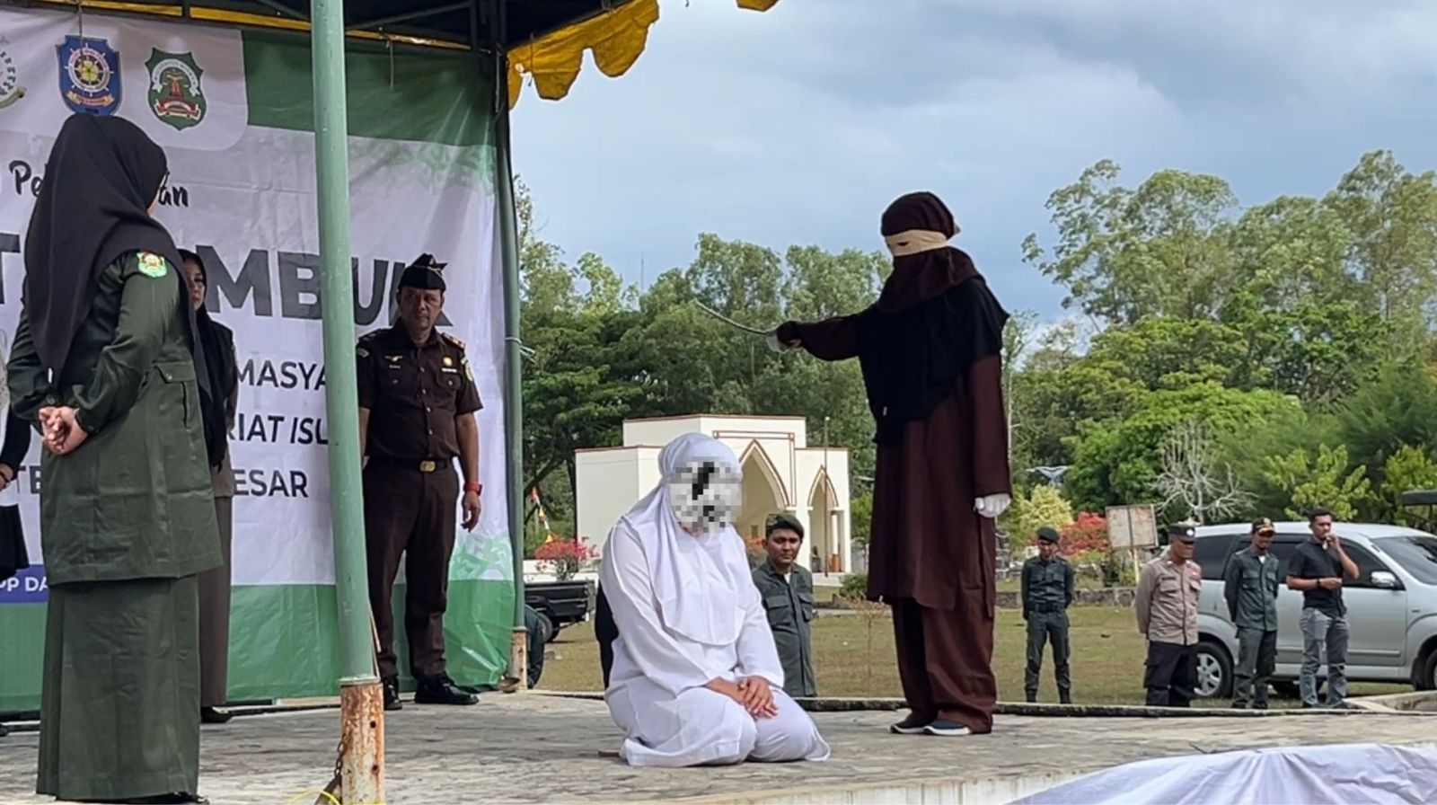 Kejari Aceh Besar mengeksekusi hukuman cambuk empat terpidana kasus perjudian dan ikhtilat (perbuatan mesum) di halaman Masjid Al-Munawwarah, Kota Jantho, Kamis siang (4/9).