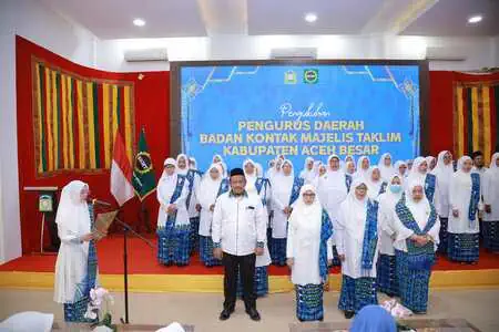 Pengurus Daerah Badan Kontak Majelis Taklim (BKMT) Aceh Besar periode 2024–2029 dilantik di Meuligoe Bupati Aceh Besar, Kamis (4/9). (Foto: Ist)