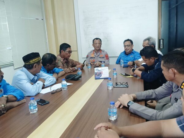 Kabid Humas Polda Aceh Kombes Pol Joko Krisdiyanto audiensi dengan Pengurus PWI Aceh, di Kantor PWI Aceh, Kamis, 4 September 2025.