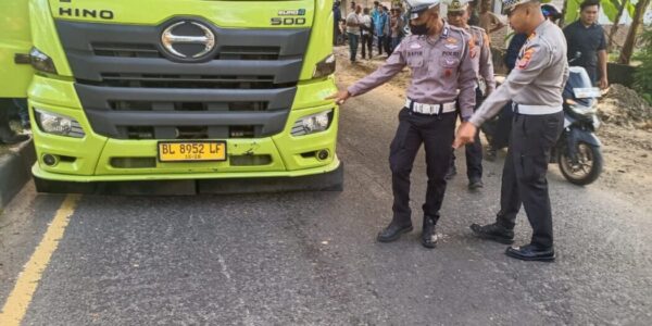 Kecelakaan lalu lintas merenggut nyawa mahasiswi usai sepeda motor yang dikendarainya tabrakan dengan truk tronton di Jalan Medan–Banda Aceh, Desa Blang Panyang, Kecamatan Muara Satu, Lhokseumawe, Kamis pagi (4/9).