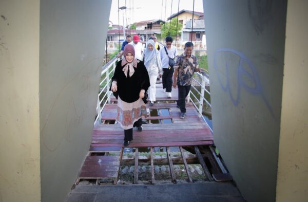 Wali Kota Banda Aceh Illiza Sa’aduddin Djamal meninjau renovasi sarana pedestrian Krueng Daroy yang terletak di perbatasan tiga desa, yakni Lamlagang, Neusu Aceh, dan Setui, Jumat, 5 September 2025.