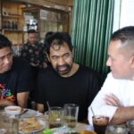 Kapolda Aceh Brigjen Pol Marzuki Ali Basyah duduk satu meja ngopi bersama Gubernur Aceh, Muzakir Manaf atau Mualem di warkop Cut Zein Beurawe, Banda Aceh, Jum'at pagi (5/9). (Foto: Ist)