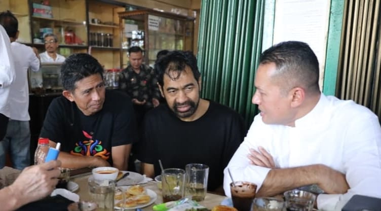 Kapolda Aceh Brigjen Pol Marzuki Ali Basyah duduk satu meja ngopi bersama Gubernur Aceh, Muzakir Manaf atau Mualem di warkop Cut Zein Beurawe, Banda Aceh, Jum'at pagi (5/9). (Foto: Ist)