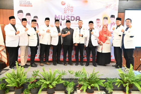 Bupati Aceh Besar Muharram Idris foto bersama seusai acara Musda VI PKS Aceh Besar di Hotel Illona Boutique Hotel, Kecamatan Ingin Jaya, Sabtu (6/9). (Foto: Ist)